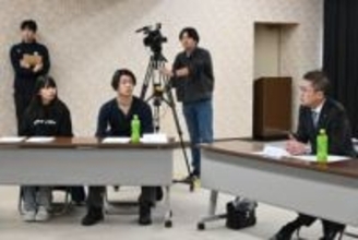 郷土のホットな話題で意見交わす　五戸で町長と町出身の新成人13人