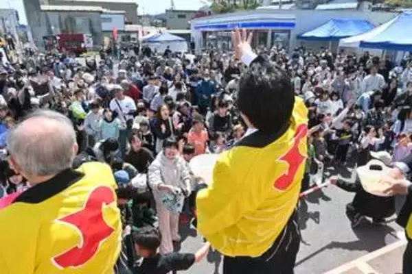 餅まきやステージを満喫　久慈春まつりにぎわう