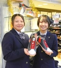 千葉高生デザインのシューズ販売　クリスマスをイメージ　橋文（八戸）店舗で限定12足