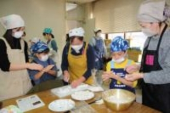 てんぽ、へっちょこだんご作り、親子で挑戦　軽米で郷土料理伝承会