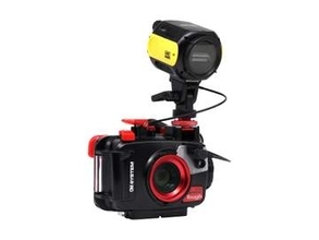 シーアンドシーの最新水中ストロボが「OM SYSTEM ワイヤレスRCフラッシュシステム」に対応　「Tough TG-7」などカメラ側からの設定が可能に