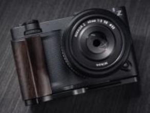 ニコン「ZR」のグリップを大きくして持ちやすく　木製グリップ一体型ベースプレート　Zf、Zfc用も