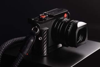 ライカQ3 43にFormula 1公式の特別仕様モデル　グリップなど各所にカーボン装飾　専用Leica Lookも