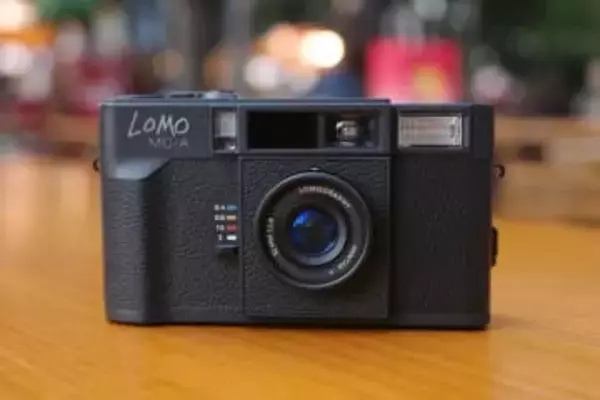 新製品レビュー：Lomo MC-A　独自の表現力を持つロモグラフィーの新しい世界　コンパクトなAF搭載フィルムカメラが新登場