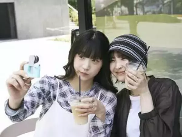 レンズをひっくり返して自撮りする、エレコムのトイデジカメ