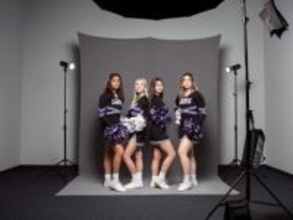 簡単に設営・持ち運びできる「ポータブル背景」　アルミ製スタンドで展開　木目調やコンクリート壁風なども