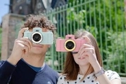 フィルムの上下いっぱいまで写せる35mmパノラマカメラにポップな新カラー　今度は柔らかなストロベリー&ミント　レンズ周りと背面にはアクセントカラーも