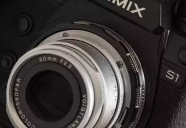 私はこれを買いました！：11カ月使って分かった、数値では測れない光学性能　Voigtlander COLOR-SKOPAR 50mm F2.2 VM（豊田慶記）