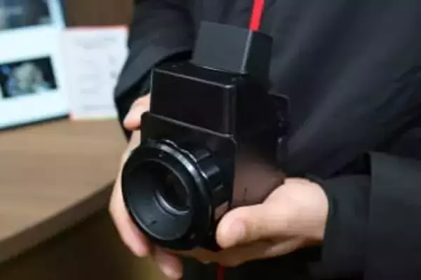 【CP＋2026】キヤノンがコンセプトカメラを参考出品　ウエストレベルビューファインダー採用のアナログカメラ風モデル