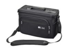 「f.64」にミドルサイズのボックス型ショルダーバッグ　100-400mmが縦に入る大容量タイプも