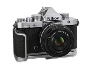 ニコン「Zf」純正グリップに新色シルバー　ボディと統一感のあるデザイン　底面はアルカスイス互換形状