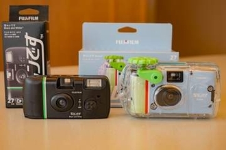 40周年の「写ルンです」に20年ぶりの新製品　黒白フィルムと防水の2モデル