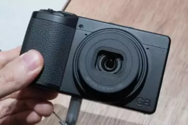 どこが違うの？「GR IV Monochrome」。“モノクロ専用”のこだわりを聞いてきた