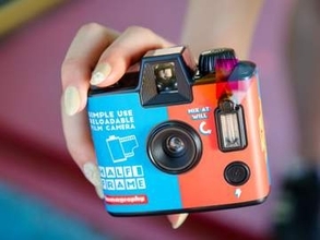 ロモグラフィー、繰り返し使えるレンズ付きフィルムにハーフ判タイプ