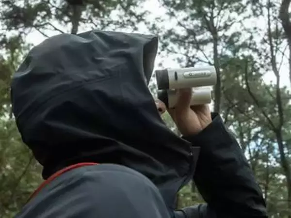 スマート望遠鏡「Seestar」シリーズ初の双眼鏡　短めの合焦距離で美術館での作品鑑賞にも