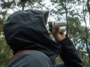 スマート望遠鏡「Seestar」シリーズ初の双眼鏡　短めの合焦距離で美術館での作品鑑賞にも