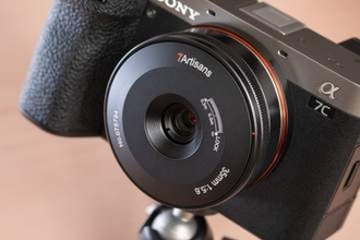 交換レンズレビュー：“非純正”薄型レンズの世界：7Artisans 35mm F5.6　1万円台のレンズバリア内蔵パンケーキ