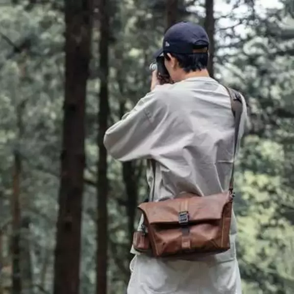 レザー製「WOTANCRAFT」ショルダーバッグにブラウンカラー