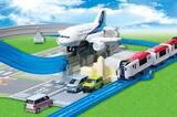 「青いレールを飛行機が走る「プラレールエアー ANA旅客機セット」　“縦レール”で機体の浮遊する姿を再現」の画像1