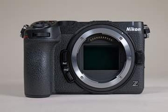 写真で見る ニコン Z5IIC EVF省略でスッキリしたフラットトップのフルサイズ機