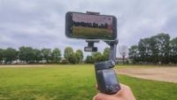 デジカメ動画Watch：DJI Osmo Mobile 8P リモコン採用で本領発揮　基本機能も優秀なスマホ用ジンバル