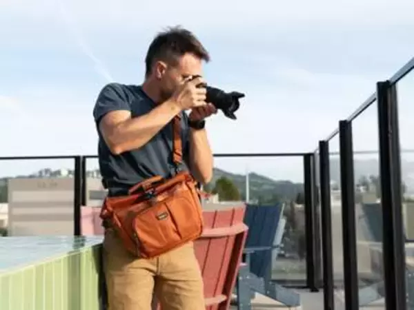 thinkTANKphotoからロールトップ式のボディバッグ　大きめサイズの13Lを用意　ショルダーバッグにも