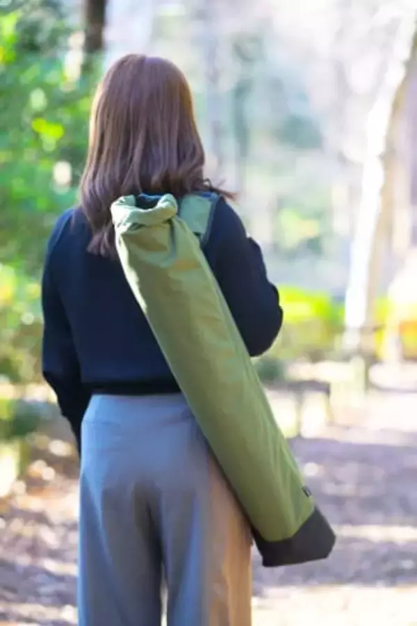 KANIのロールトップ式三脚バッグに新カラー　収納物にあわせて全長を調節