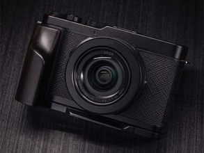 天然木を使用した「LUMIX L10」用のウッドグリップ　ベースプレート一体型　本体に合わせたシルバーカラーも