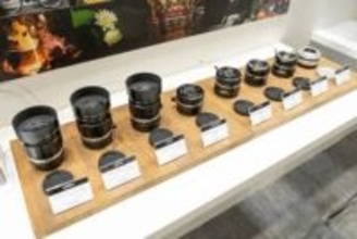 【CP+2026】クラシカルな見た目のミラーレス用レンズ「ARTRA」が上陸　SAEDAが国内取り扱いを開始
