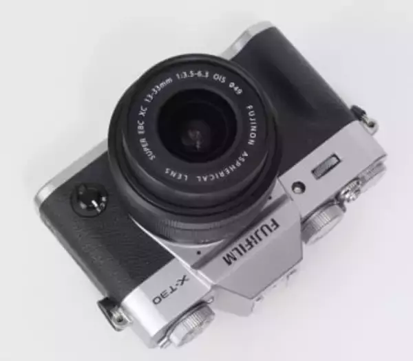 赤城耕一の「アカギカメラ」 第136回：ポケッタブルで気分良く撮れる「FUJIFILM X-T30 III」