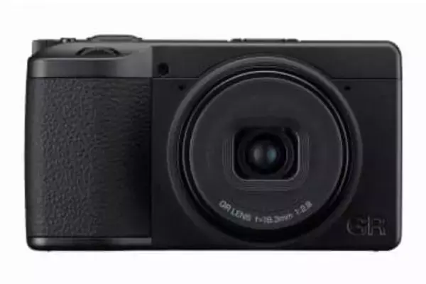 旅とカメラ、旅とレンズ：“モノクロ専用”のスナップシューターで写す城郭と海と　RICOH GR IV Monochrome