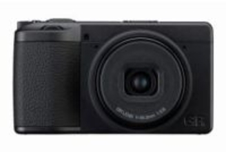 旅とカメラ、旅とレンズ：“モノクロ専用”のスナップシューターで写す城郭と海と　RICOH GR IV Monochrome