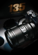 7Artisans、AF対応の「135mm F1.8」にソニーEマウント用