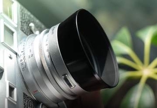 逆光時のフレアにこだわったMマウントレンズ　真ちゅう鏡筒の「Ksana 35mm f/2 ASPH. シルバークローム」