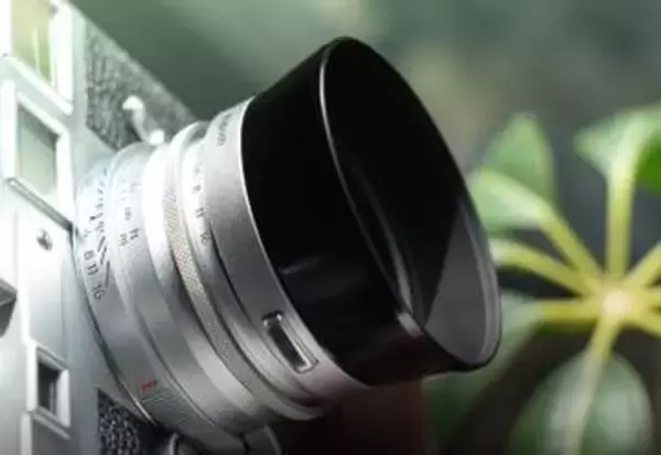 逆光時のフレアにこだわったMマウントレンズ　真ちゅう鏡筒の「Ksana 35mm f/2 ASPH. シルバークローム」