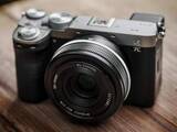 「クラシカルなデザインの35mm AF単焦点レンズ　金属鏡筒の「SG-image AF 35mm F2.2 Classic Edition」」の画像1