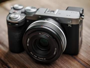 クラシカルなデザインの35mm AF単焦点レンズ　金属鏡筒の「SG-image AF 35mm F2.2 Classic Edition」