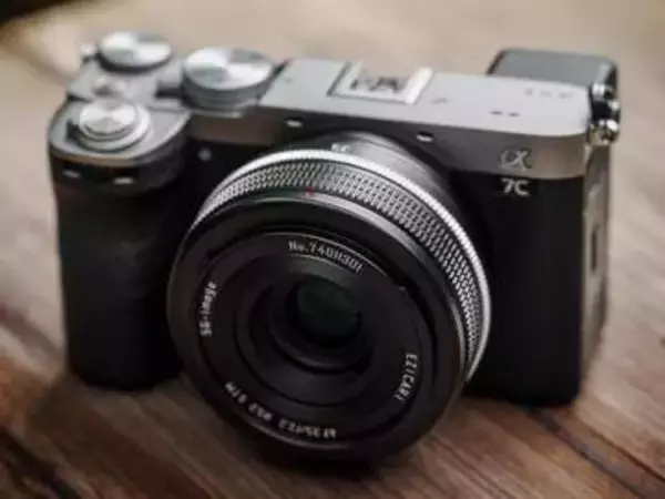 クラシカルなデザインの35mm AF単焦点レンズ　金属鏡筒の「SG-image AF 35mm F2.2 Classic Edition」