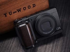 「RICOH GR IV」用の木製グリップ付きベースプレート　アルミ合金製のサムレストも