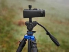 三脚に固定して視界を安定…ZEISSブランドの双眼鏡アダプター　底面はアルカスイス互換形状