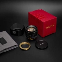 1950年代の名玉「Zunow 50mm F1.1」に着想した大口径標準レンズ　真ちゅう＋アルミの金属鏡筒に金色のマウント基部