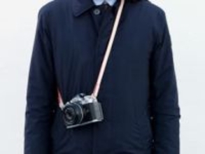 「フジヤカメラ80周年」を記念した革カメラストラップ　未着色の素朴な仕上げ　ハンドストラップも