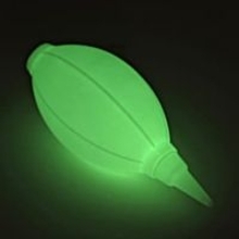 暗い場所でほんのりと「光るブロアー」　カメラバッグの中でも見つけやすく