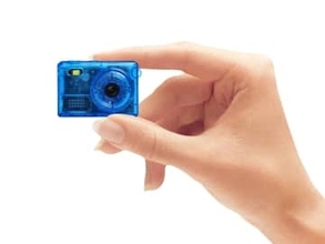 スケルトンカラーの超小型カメラ　背面モニターやメモリーカードスロットも装備