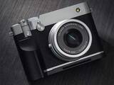 「「GFX100RF」「X100VI」専用のベースプレート　天然木のグリップを一体化　アルミ合金のサムレストも」の画像1