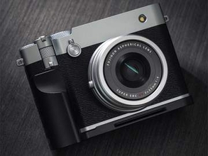 「GFX100RF」「X100VI」専用のベースプレート　天然木のグリップを一体化　アルミ合金のサムレストも