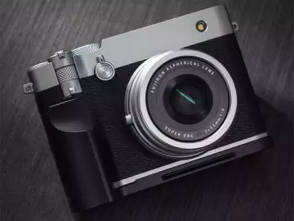「GFX100RF」「X100VI」専用のベースプレート　天然木のグリップを一体化　アルミ合金のサムレストも