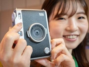 デジタル“チェキ”に4.5型モニターの「instax mini Evo 2」　切り替え式カラーフィルターの「SQUARE 2」も