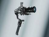 「“人物以外”のトラッキングも可能になったカメラジンバル「DJI RS 5」　ジョイスティック搭載の「電子ブリーフケースハンドル」も」の画像1