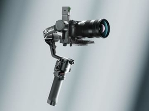 “人物以外”のトラッキングも可能になったカメラジンバル「DJI RS 5」　ジョイスティック搭載の「電子ブリーフケースハンドル」も